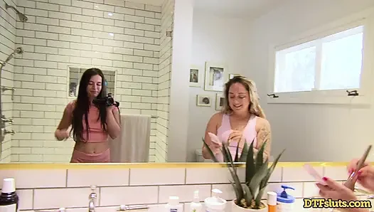 Nacktes kameramädchen abbie zwischen remy und james erwischt