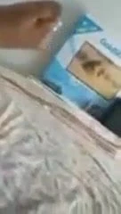 Симпатичная девушка жестко