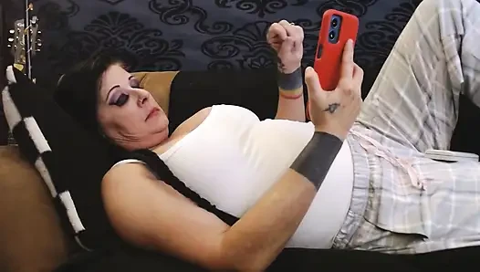 Tante seksi yang lagi malas-malas menguap memeknya di tengah malam