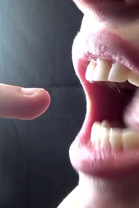 Cowok sange ini lagi asik fingering merekam 3 fetish mulut dan giginya!