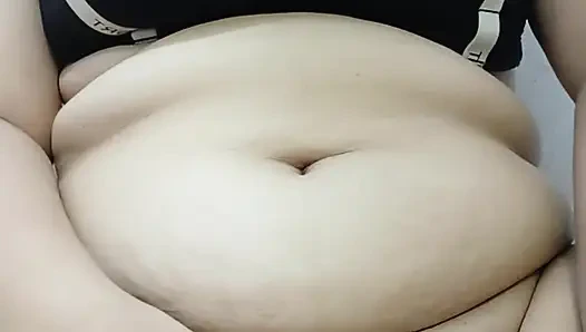 My sister-in-law is so lonely in the living room.