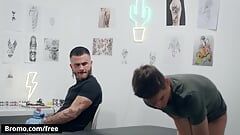 Magere twink Lev Ivankov krijgt zijn kontgaatje geboord door zijn super sexy tattoo-artiest Fly Tatem - BROMO