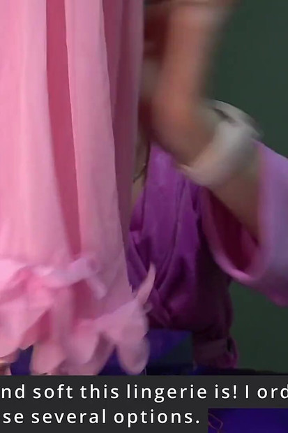 Anna, Joyhub के उपहारों को खोलती और समीक्षा करती है