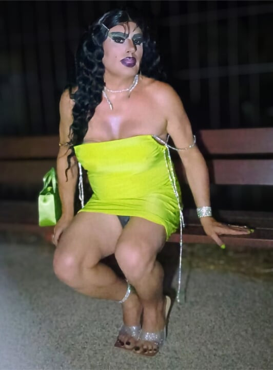 Prekrasna zrela kurva transvestit puši, pravi striptiz i svršava u parku