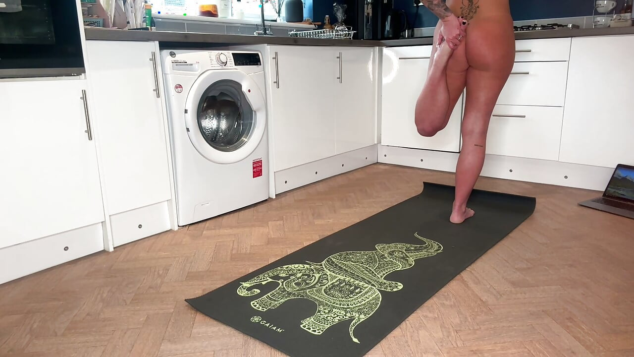 Yoga dapur bugil dengan pemandangan pantat aduhaiku