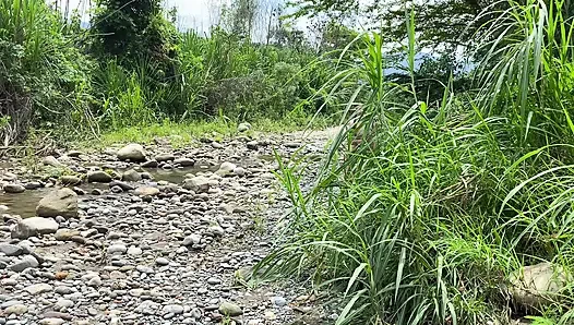 Ormanda kayboldum, yarak için çaresiz olan seksi bir Hintli kız buldum