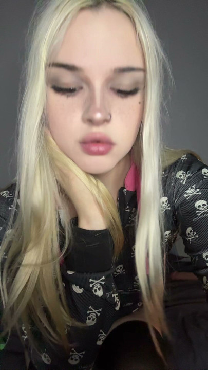Blond trans kobieta pokazała, co ma w majtkach