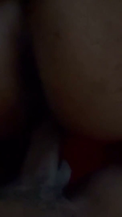 Un demi-frère baise ce gros cul en levrette puis il éjacule sur mon cul | Clip 1