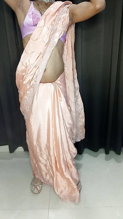 Gospodină țâțoasă sexy în sari și sutien cu țâțe, chiloți