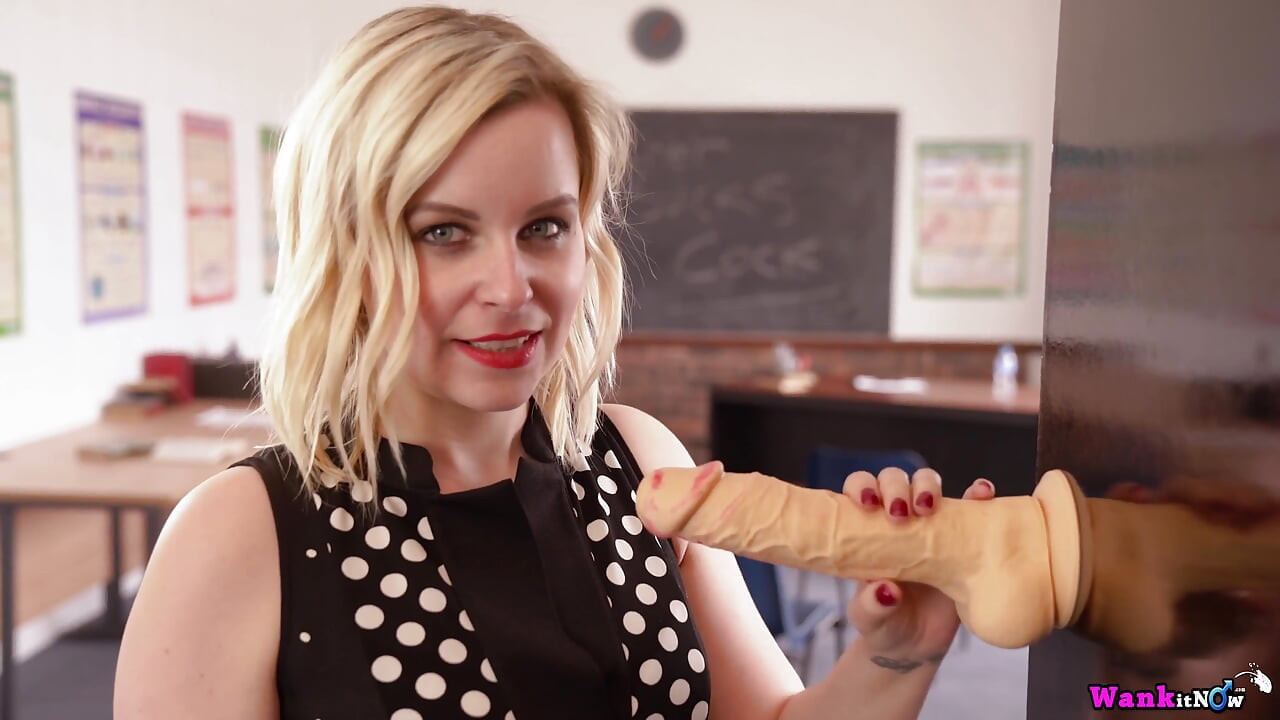 Анна Белль, смокче член з ділдо