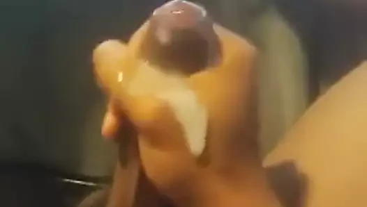 Kıllı kesilmemiş horoz büyük bir kalın yük pompalar
