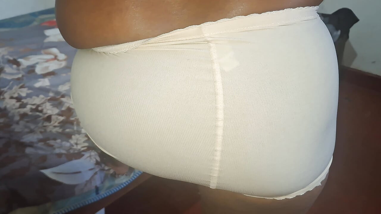 Tamilsk hot stedtante viser sin krop