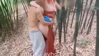 Молодая азиатская девушка соблазняет грязного старика