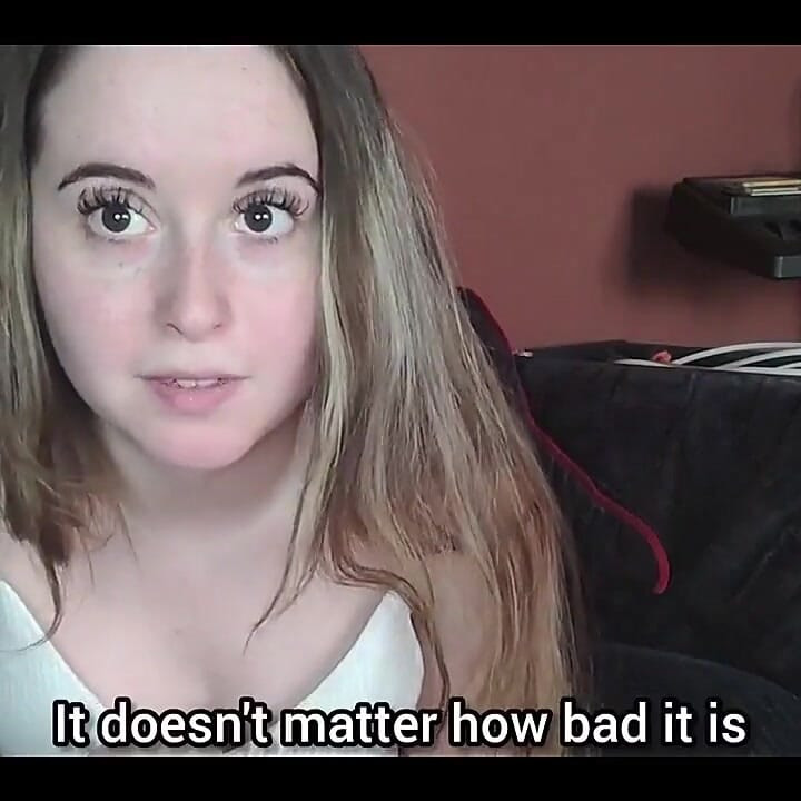 Je couvre ta bouche avec mes chaussettes en sueur et du ruban adhésif puis je te fais sentir mes pieds sans éjaculer