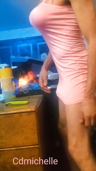 Cdmichelle se igra s velikim kurcem dok nosi donje rublje ispod seksi haljine