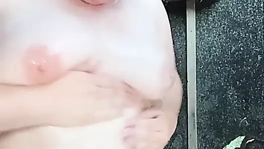 Düzgün vücutlu bir kızın sokakta kendini yıkamasını izliyorum.
