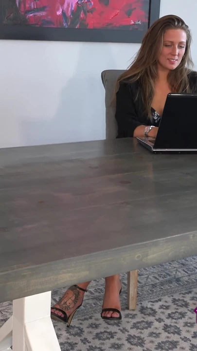 Petite coed Febby Twigs leva um pau de um cara mais velho