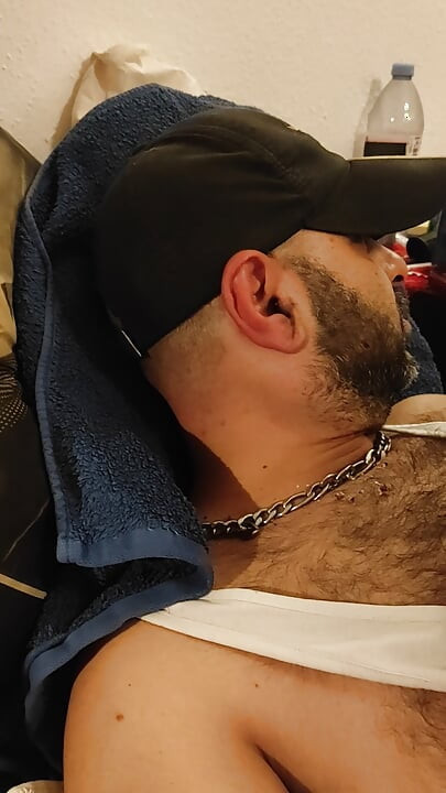 Raspoloženje u krevetu, prljavi brat gleda porniće