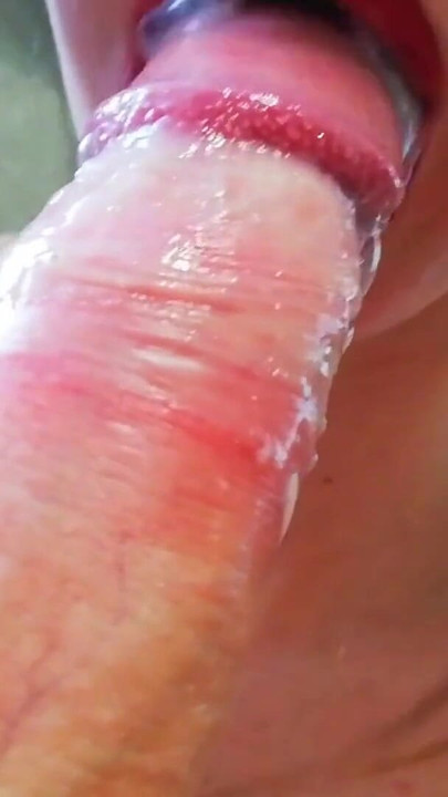 Moment à partager avec « Pipe incroyablement baveuse avec éjaculation dans la bouche en gros plan »