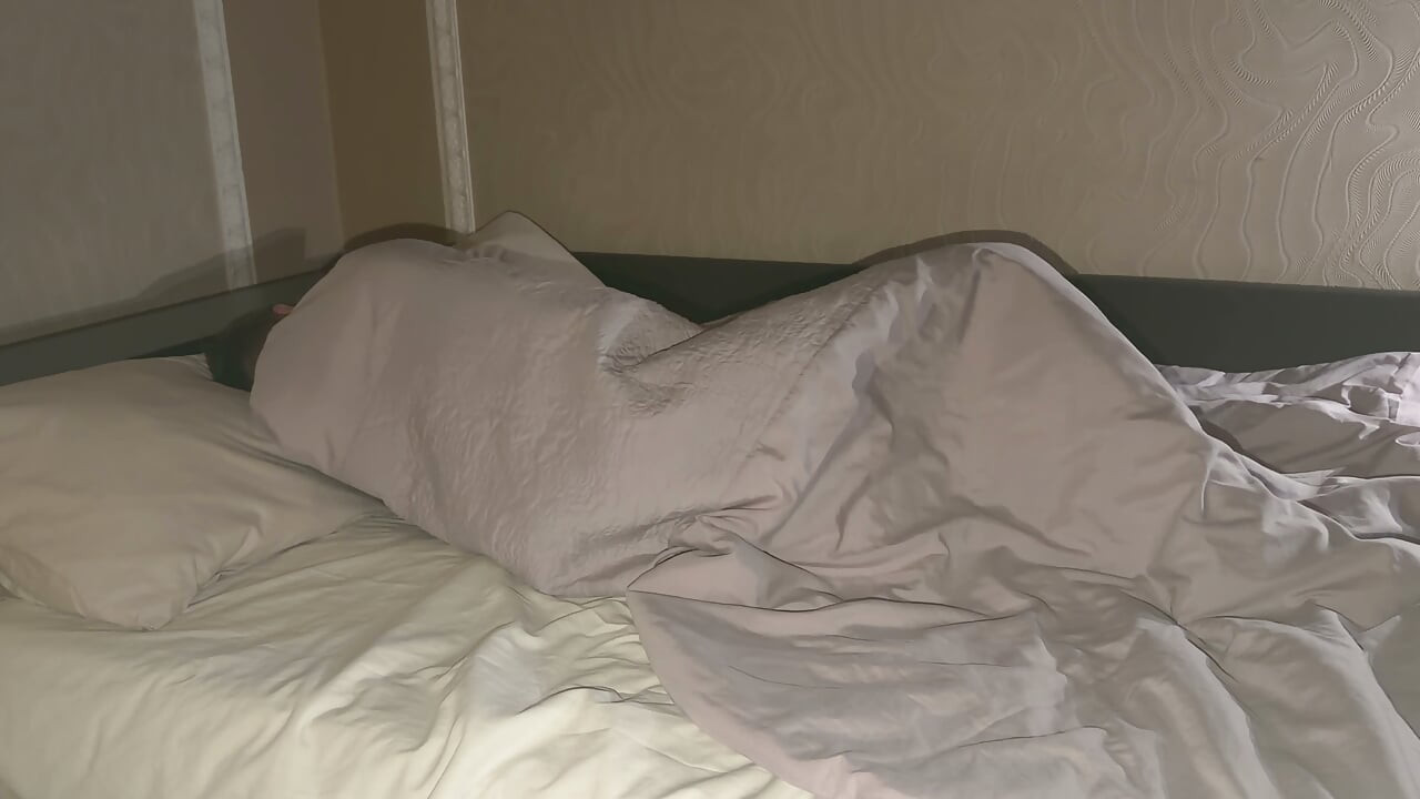 Osetljivi večernji seks, svršavanje na njenu guzu