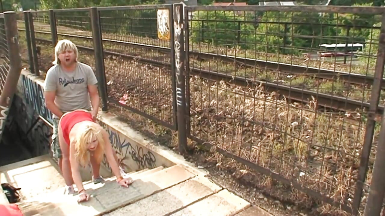 شقراء ساخنة بالكاد مارس الجنس في الهواء الطلق!