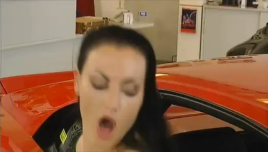 Tombul Latin Ferrari'de Şişman Yarağı Gırtlağına Kadar Alıyor Ve Götünü Tokatlıyor!