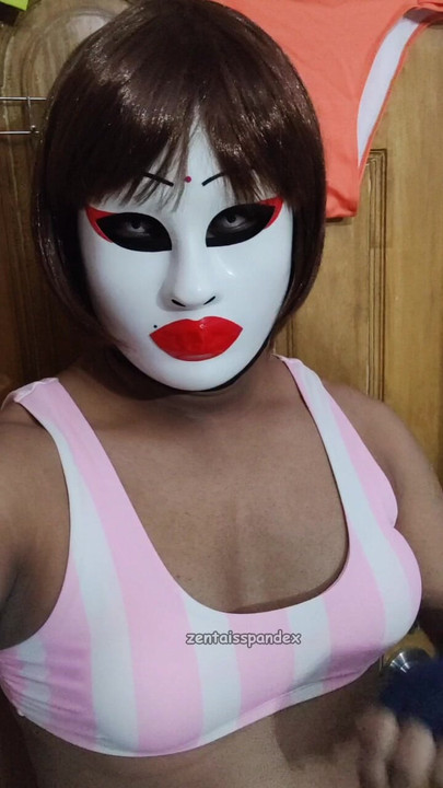 섹시한 트랜스젠더 CD 펨보이 체육관 피트니스 운동