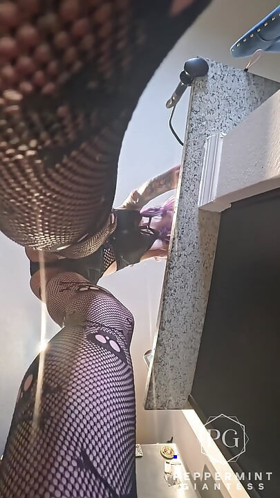 73 Giantess Cooked Shells - крошечный человек, привязанный к моему 8-дюймовому каблуку в видео от первого лица