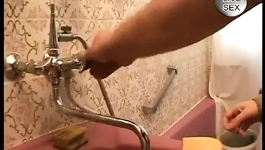 Orta yaşlı seksi sürtük banyoda yarak emiyor