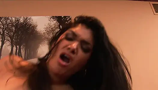 Намазанная маслом красотка с идеальной задницей вспахали киску