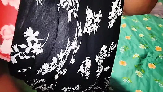 (Srilankan Sinhal Voice) seksi öğretmen edepsizce konuşuyor ve personelle sikişiyor..