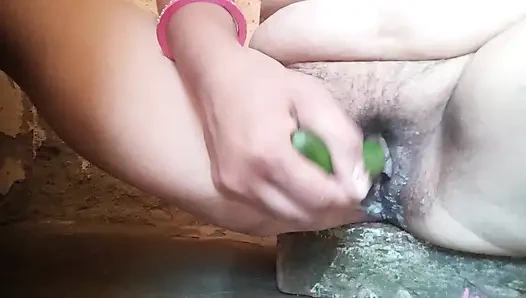 Squirting desi sexy schönheit fingert mit gurke-squirting