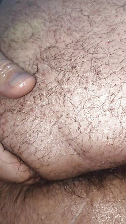 Um close-up da bunda adorando e dedando