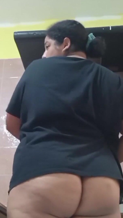 She sends me a video while she walks in the kitchen in cachetero 4 | Clip 3