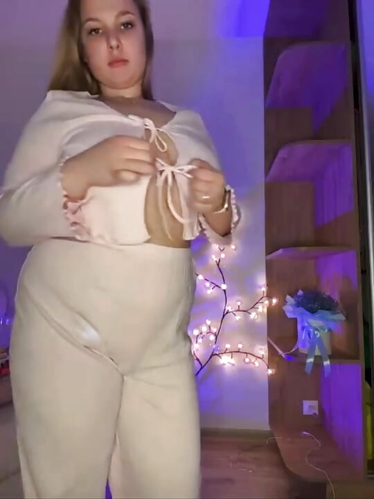 Jucielussie seksi striptiz ve domaltarak anal oyun