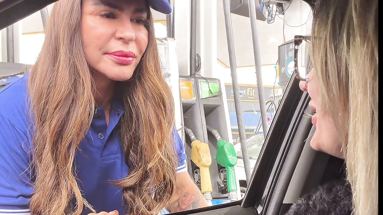 O corno do meu marido saiu do carro e eu chamei a frentista pra foder e ela aceitouuu e entrou no carro e de tanto  tesao  ficou toda nua