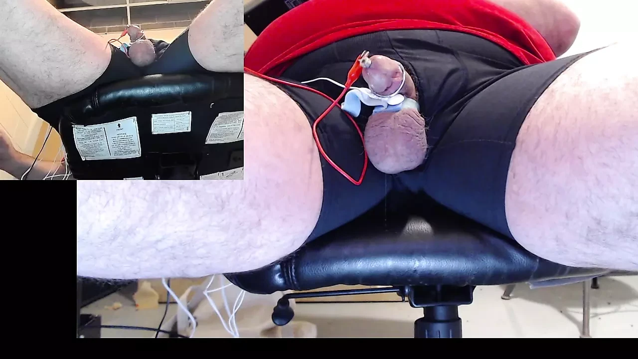 Humilhando minhas calcinhas, precum pingando pau saltando.