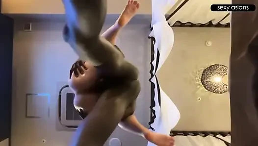 Ihr enger körper konnte den ersten riesigen schwarzen schwanz nicht aushalten und endete mit einem wilden creampie-ritt