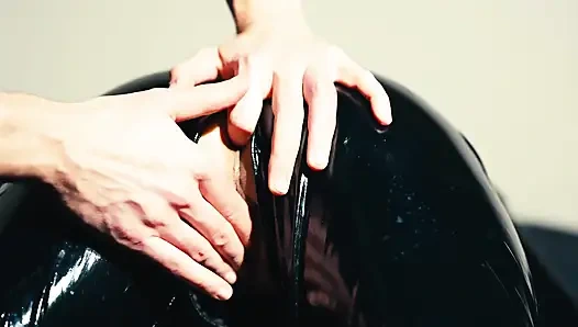 Dia menyentak vaginaku dengan jari di pantatnya