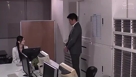 Bos wanita yang lebih muda menggodaku dengan bisikan manis di telingaku dari belakang. Bagian.3