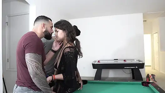 Seks threesome sama swinger di meja biliar