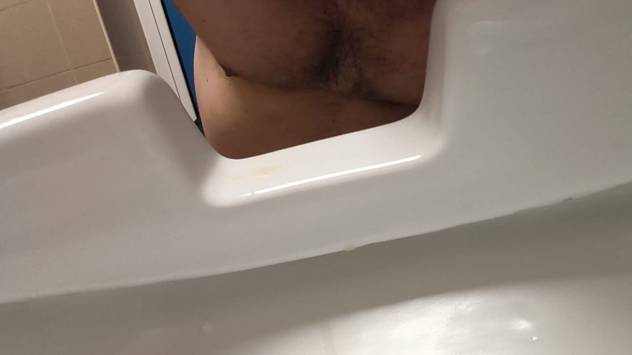 Menjilat dan mencium dudukan toilet di toilet umum yang basah oleh kencing orang asing