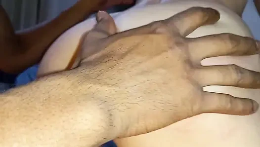 Kocası Karısını Sikmesi Için Büyük Zenci Yarağını Davet Ediyor