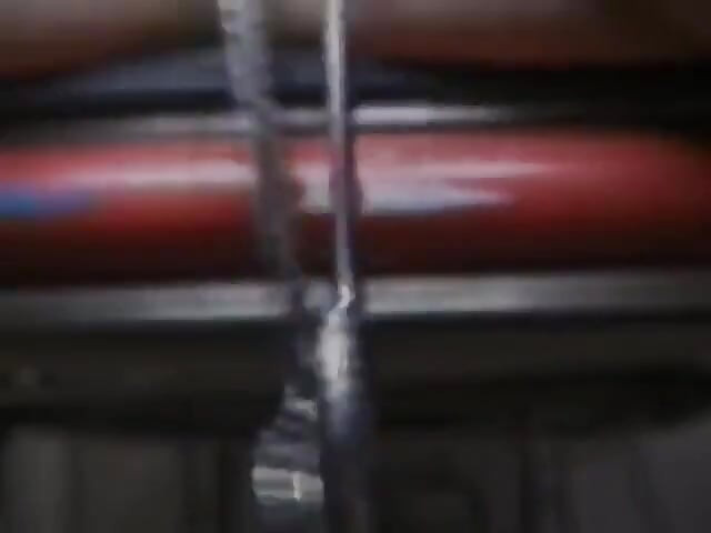 Αδύνατο κορίτσι τσιμπάει το μουνί ενώ είναι δεμένο