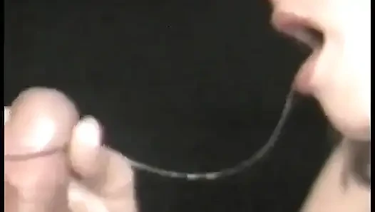 Küçük memeli sıkı bebek sandalye üzerinde sikiyor