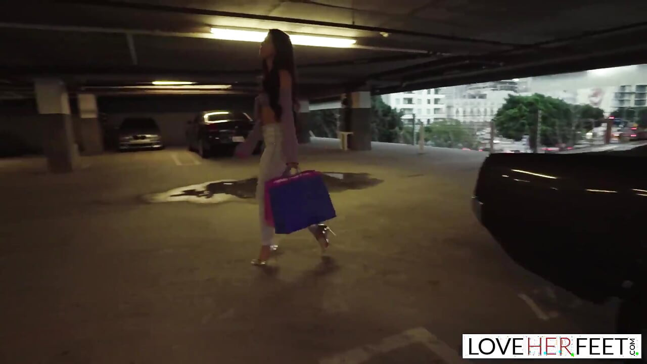 Incitanta Sophia Leone face sex oral adânc în gât și călărește o pulă mare
