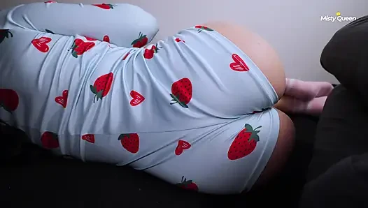 Temen cewek gue yang paling seksi dateng berkunjung, dan piyama pendeknya bikin gue melek semalaman