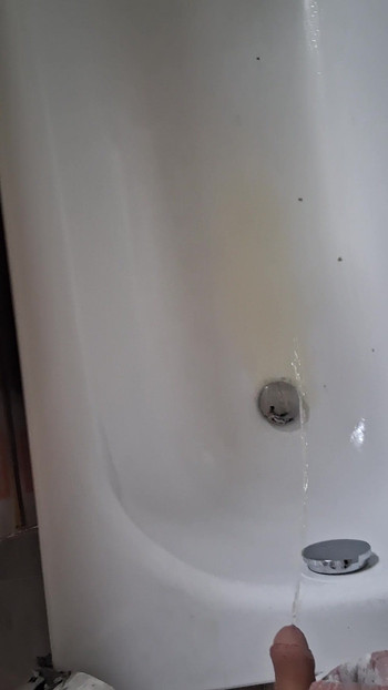 画家男孩突然不得不撒尿。