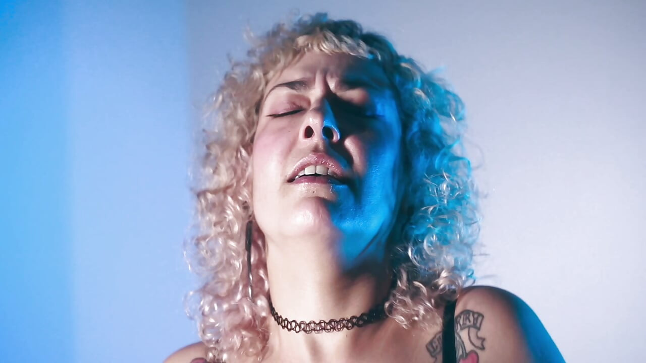 Saltando em um vibrador unicórnio gigante