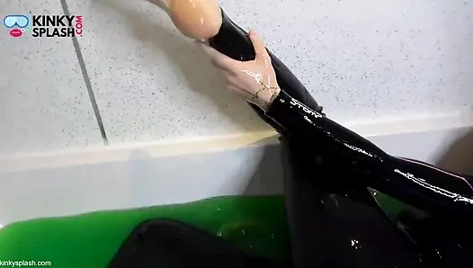 Слизька в ванной дрочит в гидрокостюме